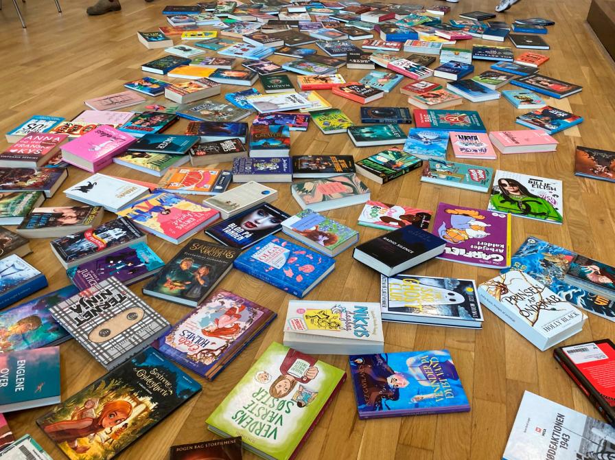 Et stort udvalg af bøger srpredt ud på gulv.