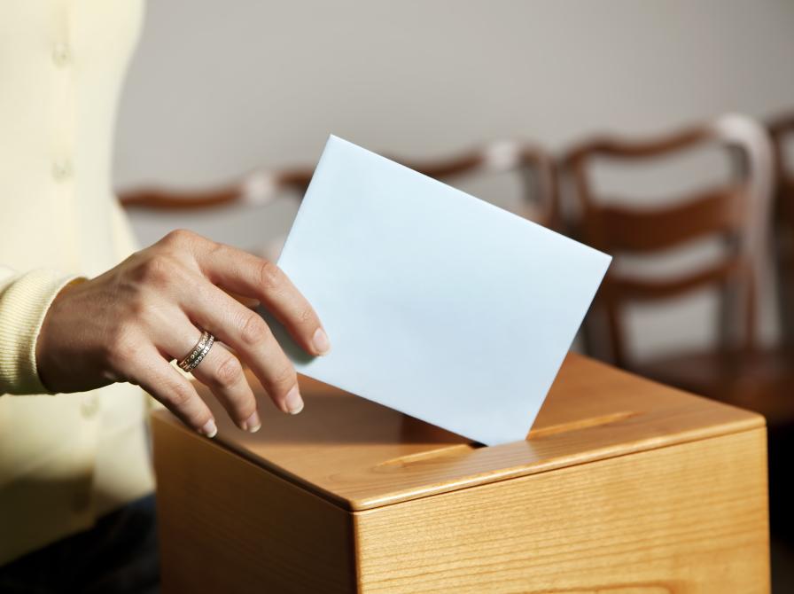 stemmeseddel lægges i stemmeboks