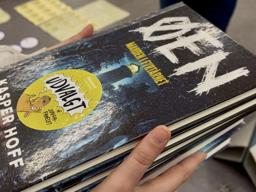 bog med klistermærke