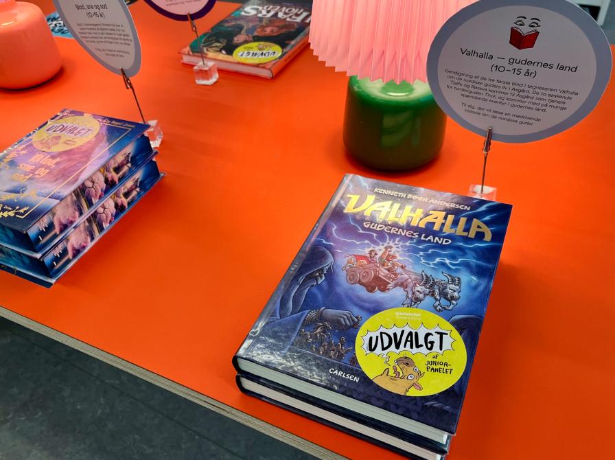 Anbefalet bog på bord