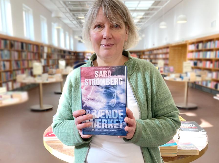 Bibliotekar der holder Sara Strömbergs bog Brændemærket