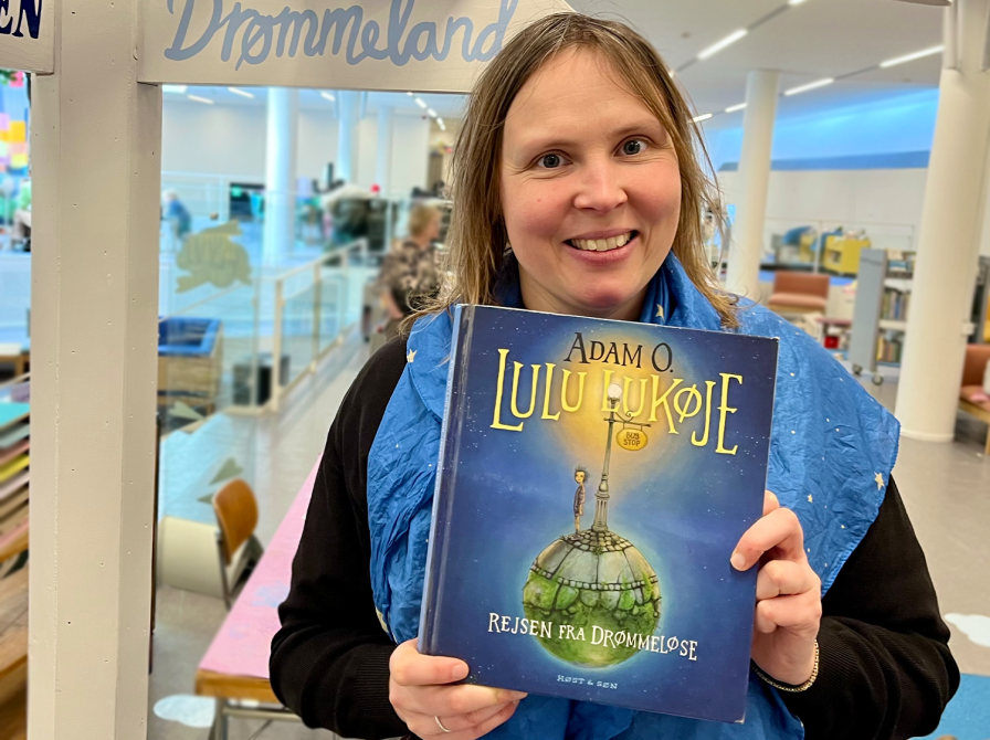 bibliotekar holder anbefalet bog