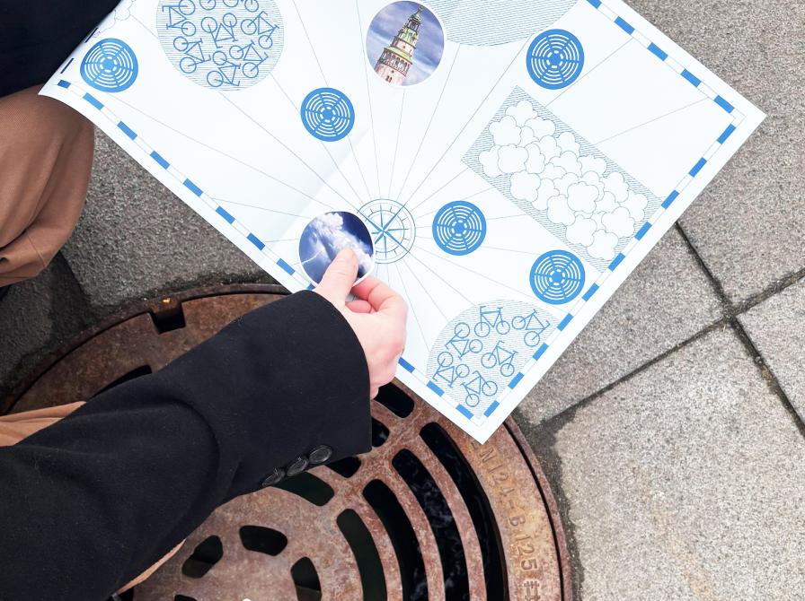 sætte klistermærke på kort ved lydbrønd