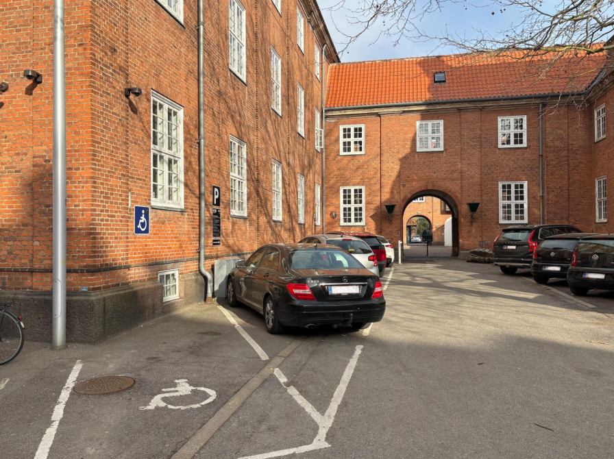 Handicapparkeringsbås til venstre for Brandstationen. 