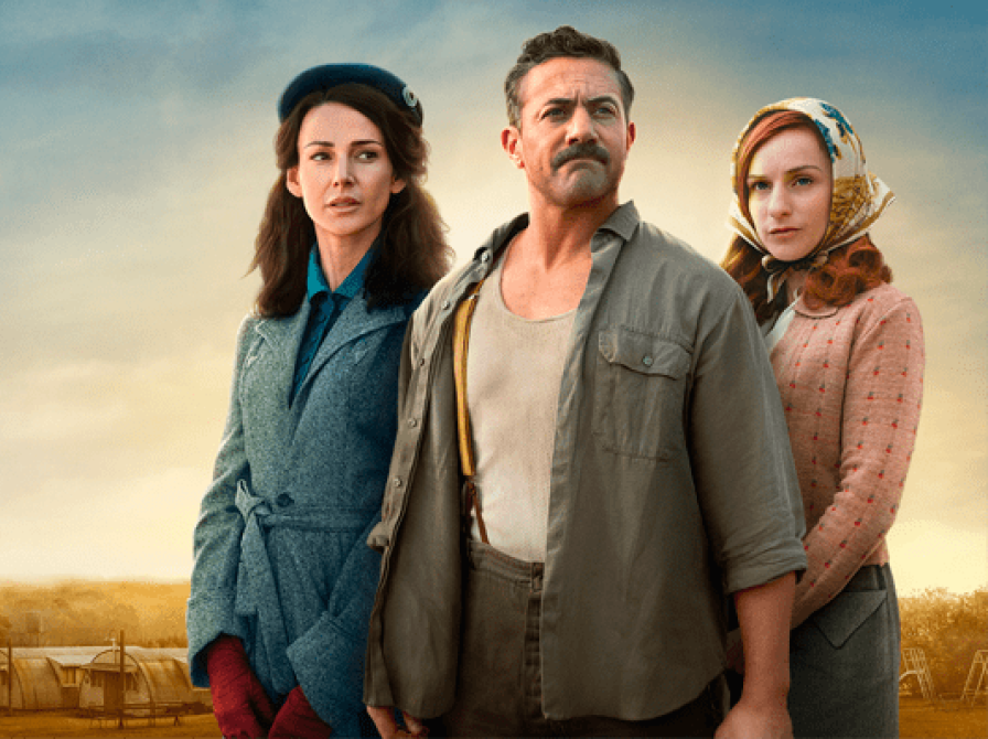 Stillbillede fra serien Ti pund og en drøm med en mand og to kvinder, der stirrer ud i horisonten.