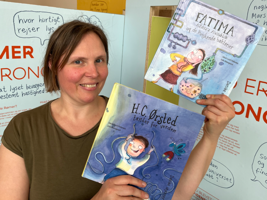 bibliotekar holder anbefalet bog