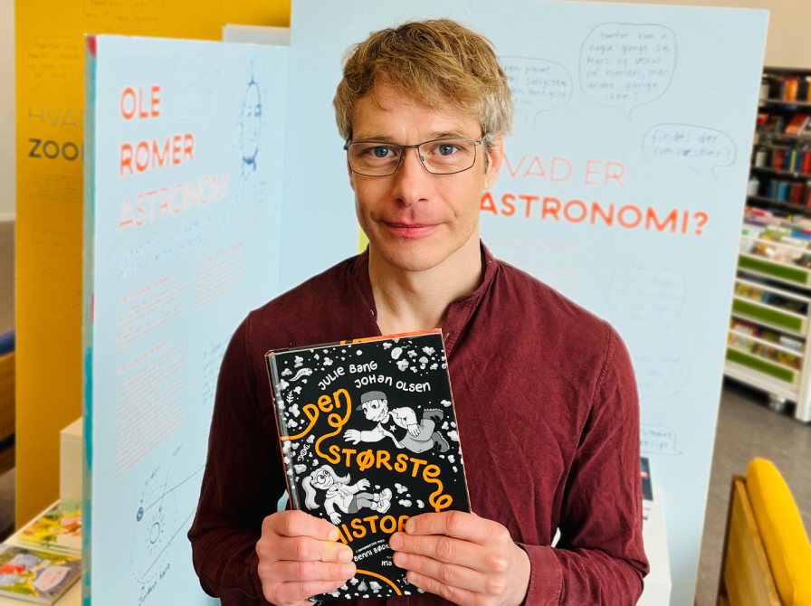 bibliotekar holder anbefalet bog