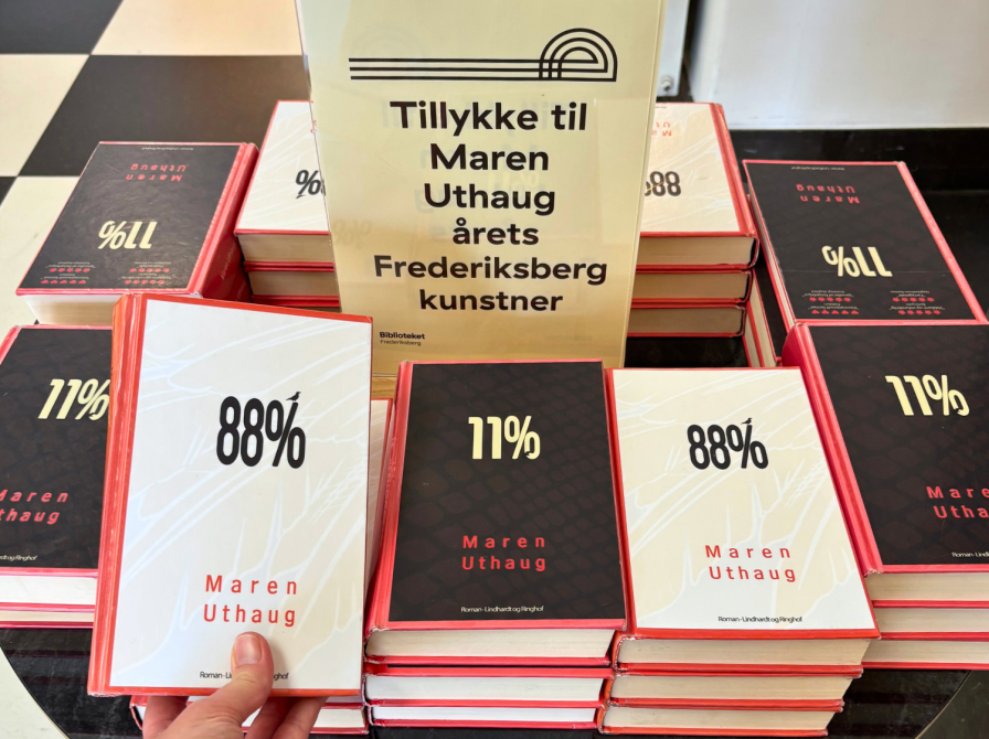 Bord med Uthaugs bøger 11% og 88%