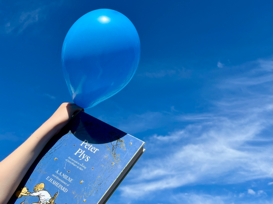 bog og ballon på blå himmel