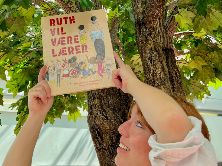 bibliotekar holder anbefalet bog