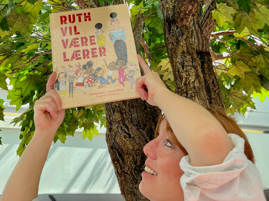 bibliotekar holder anbefalet bog