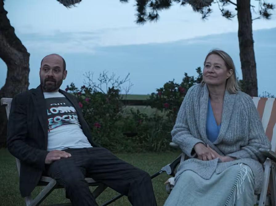 Trine Dyrholm og David Dencik i strandstole i naturen