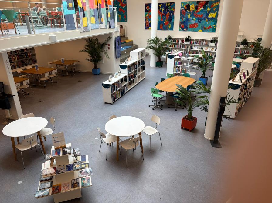 Billede af biblioteksrum med forskellige slags borde set i fugleperspektiv