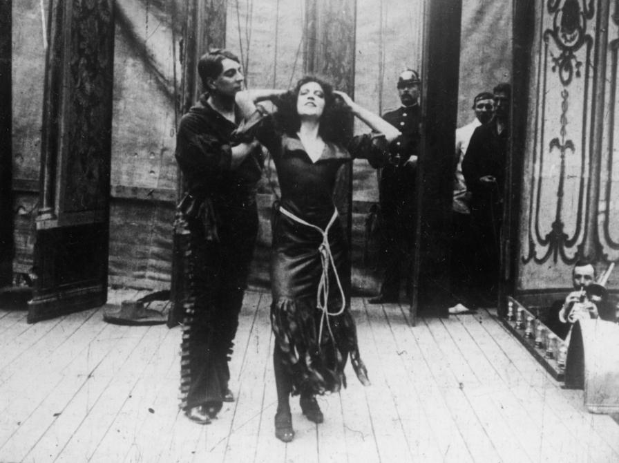 sort hvid billede fra stumfilmen Afgrunden, Asta Nielsen i midten, velkendt forførisk foto af die Asta