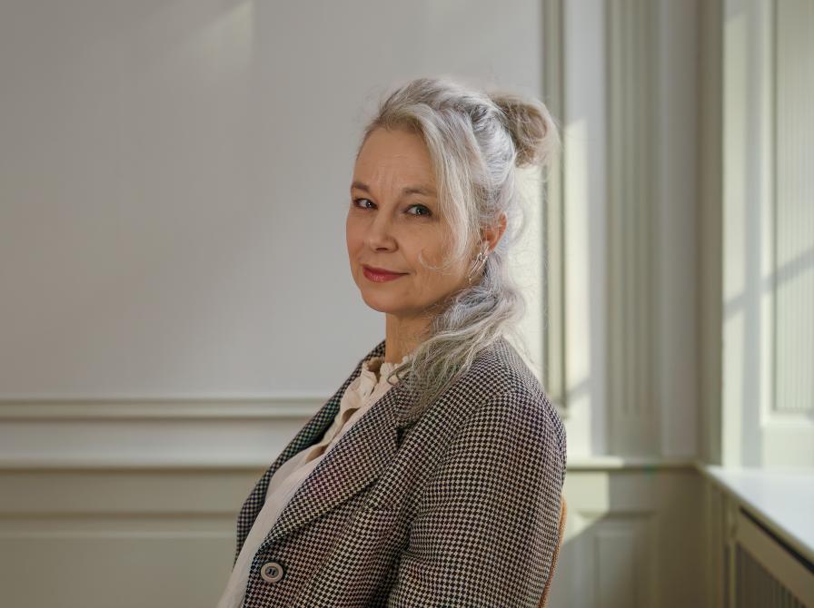 Portrætbillede af Sara Stridsberg stående på en trappe.