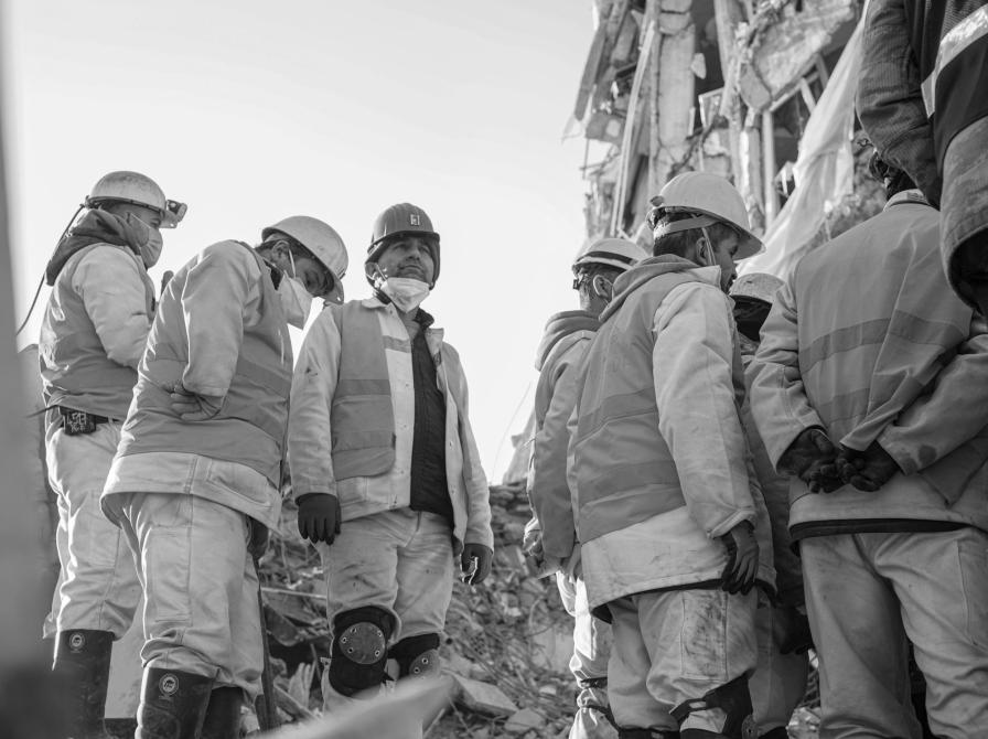 Sort/hvid billede af nødhjælpsarbejdere