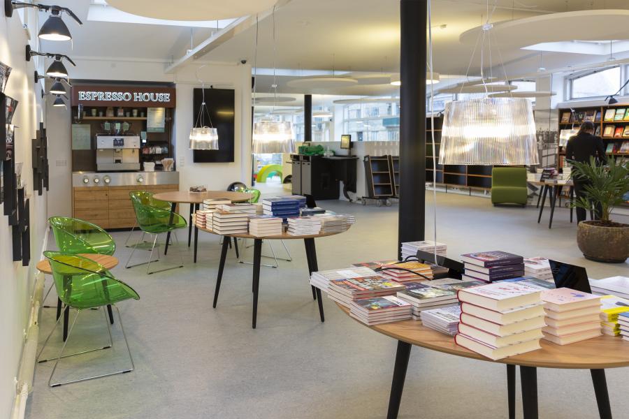 Biblioteket Godthåbsvej er blevet nyindrettet med et nyt gulv, nye inspirationsmiljøer og en selvbetjent café. De nye inspirationsmiljøer gør det overskueligt og inspirerende at finde en god bog at tage med hjem eller læse på biblioteket i caféen.