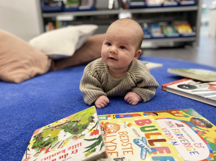 Baby og bøger