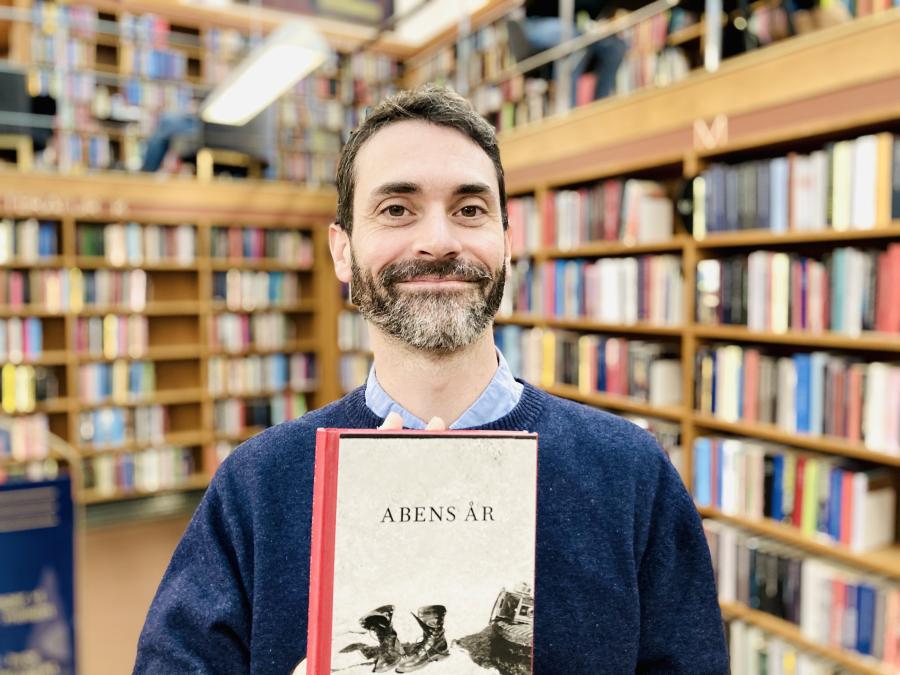 Bibliotekets litteraturformidler Benoit med Patti Smiths erindringsværk 'Abens år'