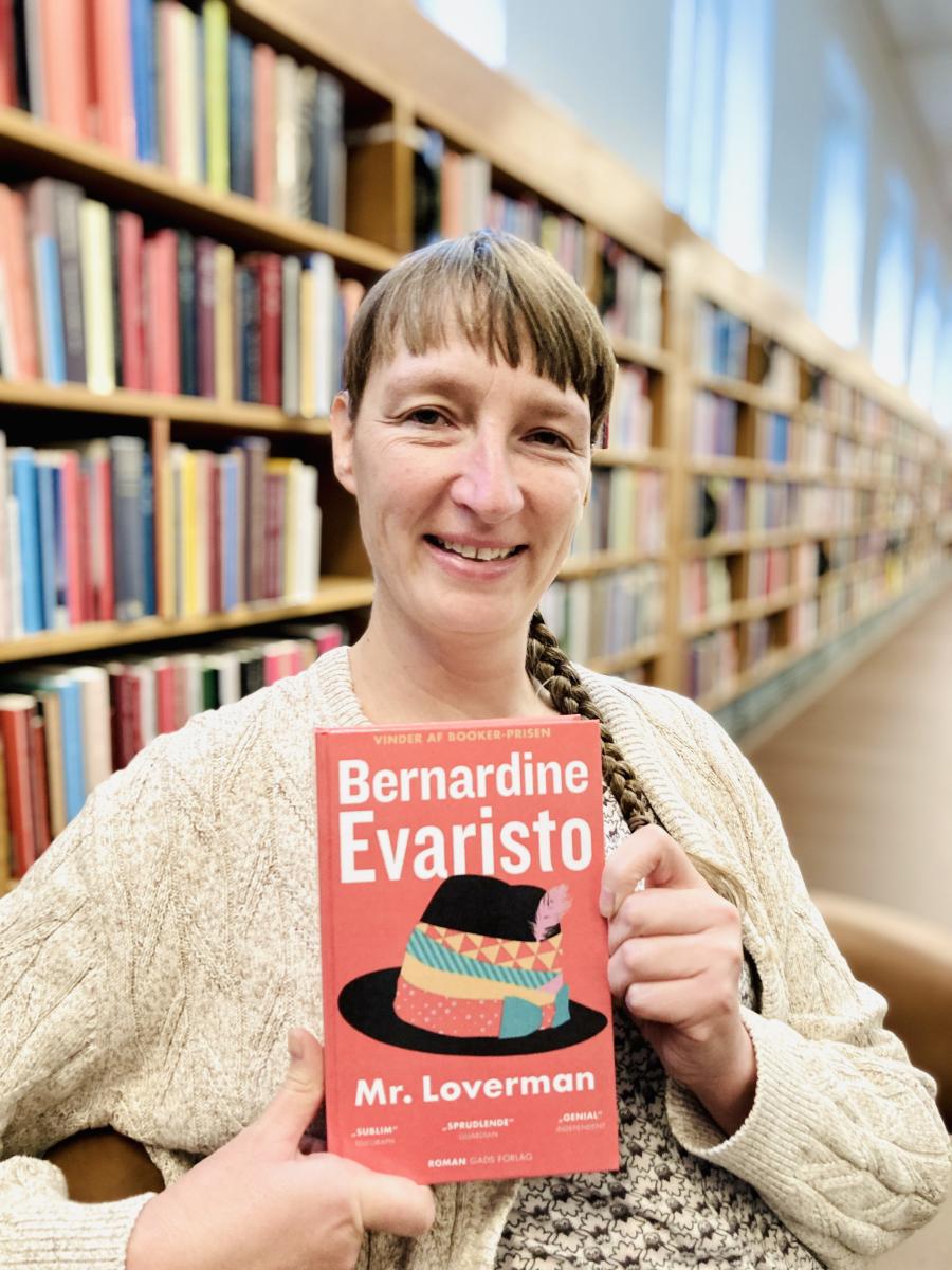 Bibliotekets litteraturformidler Bettina med Bernardine Evaristos 'Mr. Loverman'