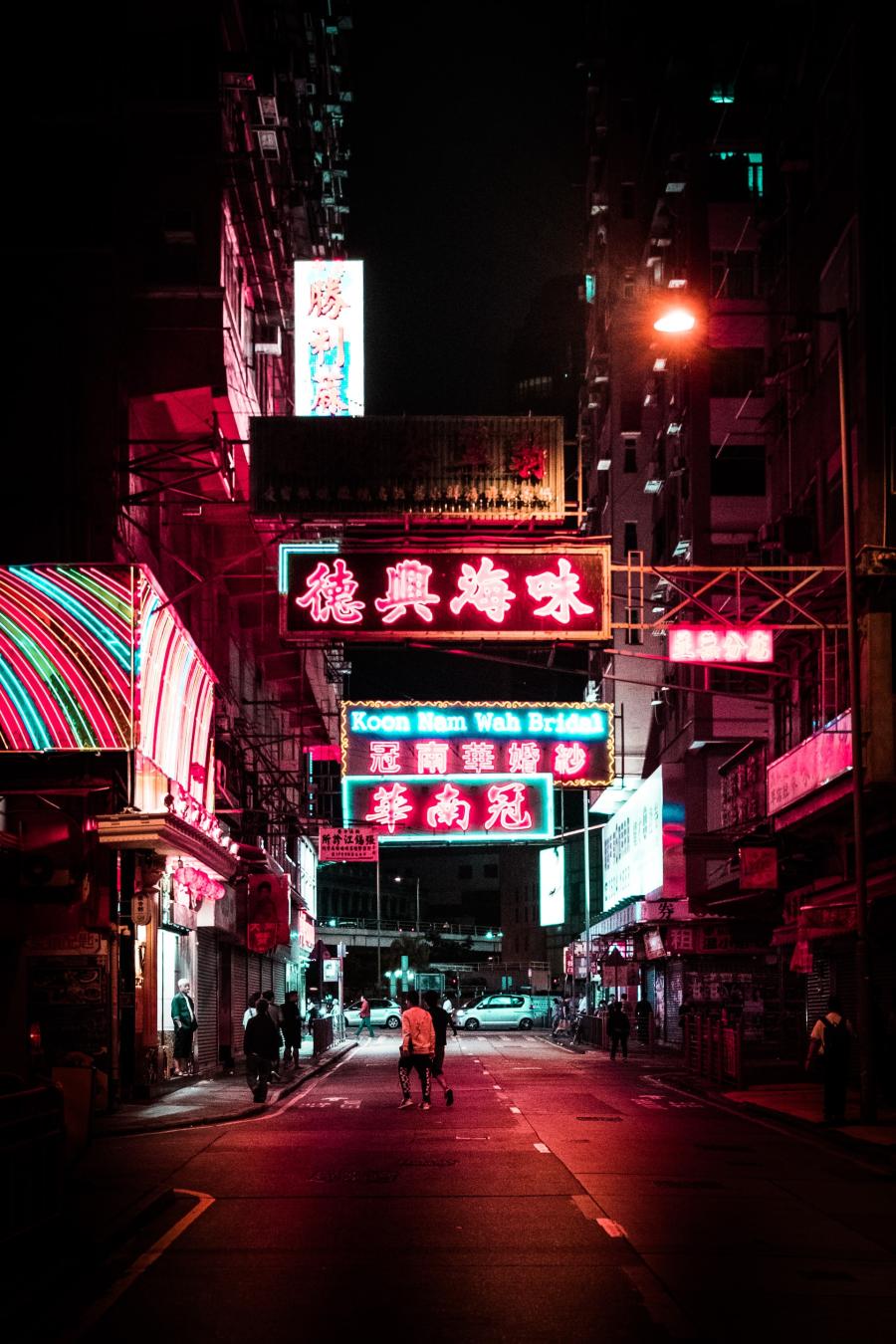 En gade i Hong Kong om natten