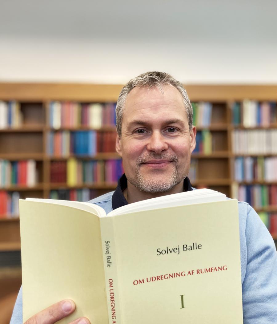 Bibliotekets litteraturformidler Anders med Solvej Balles 'Om udregning af rumfang'