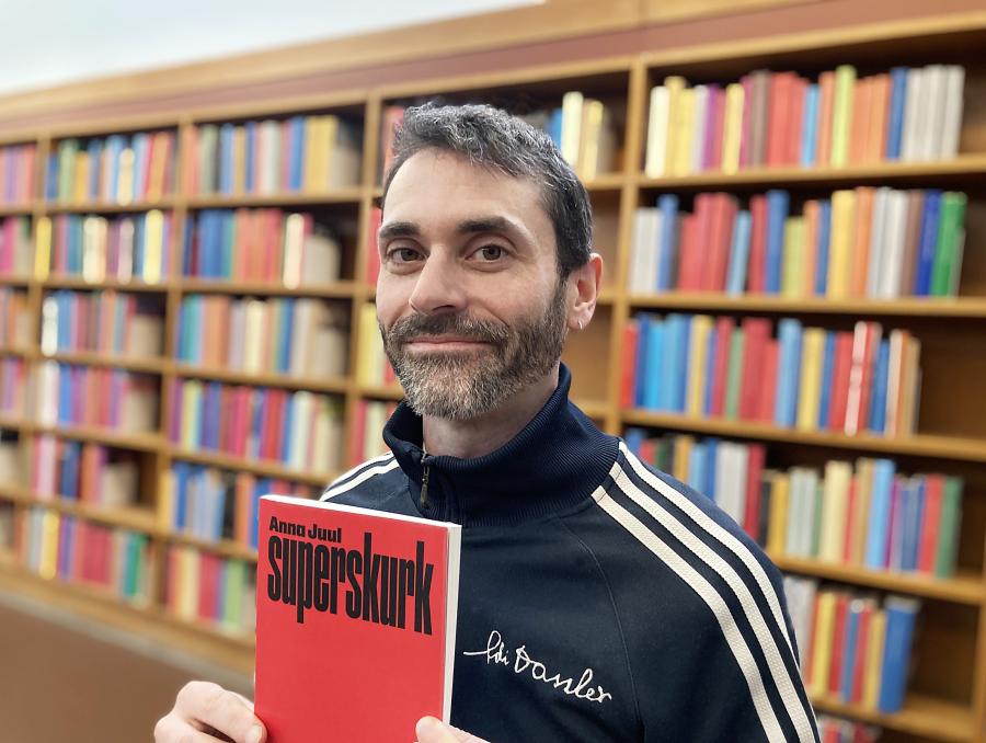 Bibliotekets litteraturformidler Benoit med Anna Juuls 'Superskurk'