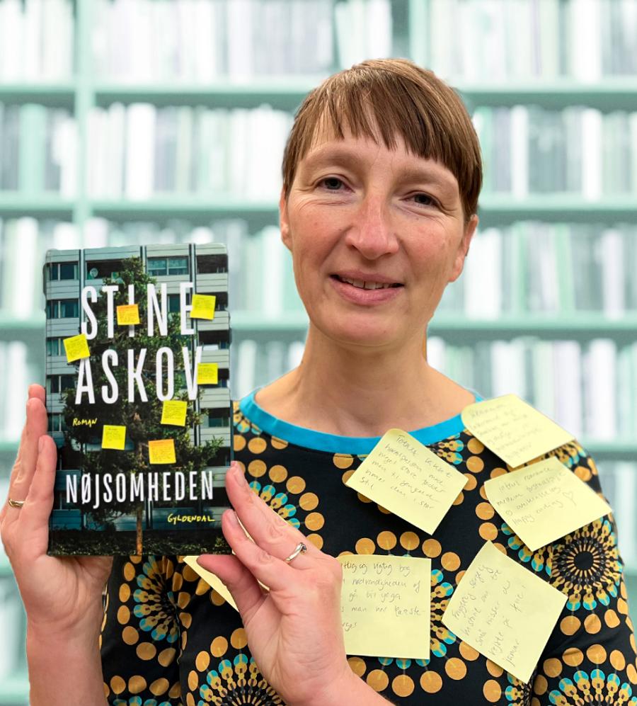 Bibliotekets litteraturformidler Bettina med Stine Askovs 'Nøjsomheden'