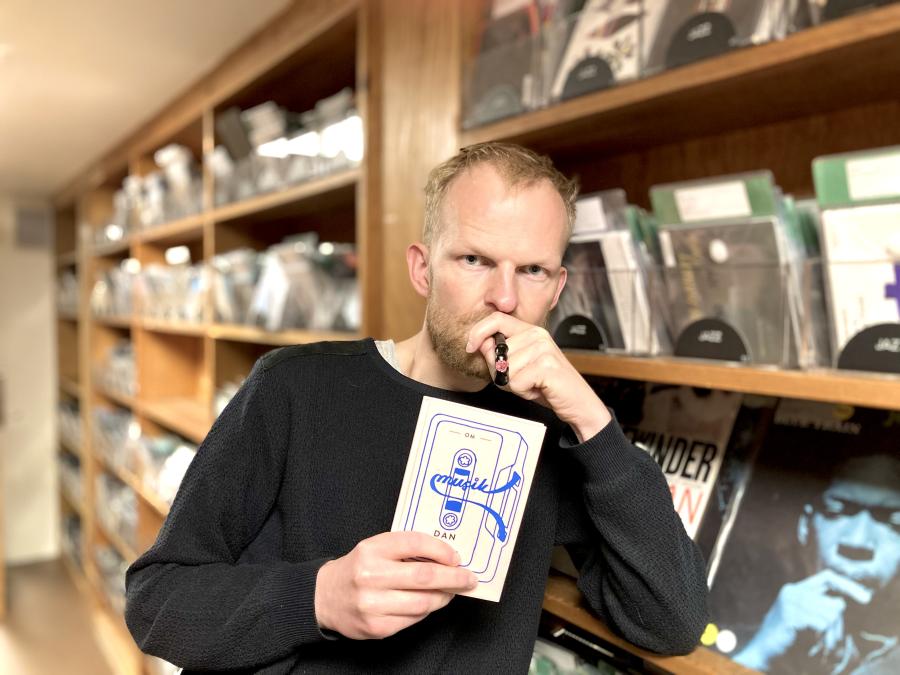 Bibliotekets kulturformidler Morten har tændt op i jazzpiben i selskab med Dan Turèlls lille tekstsamling ”Om musik”.