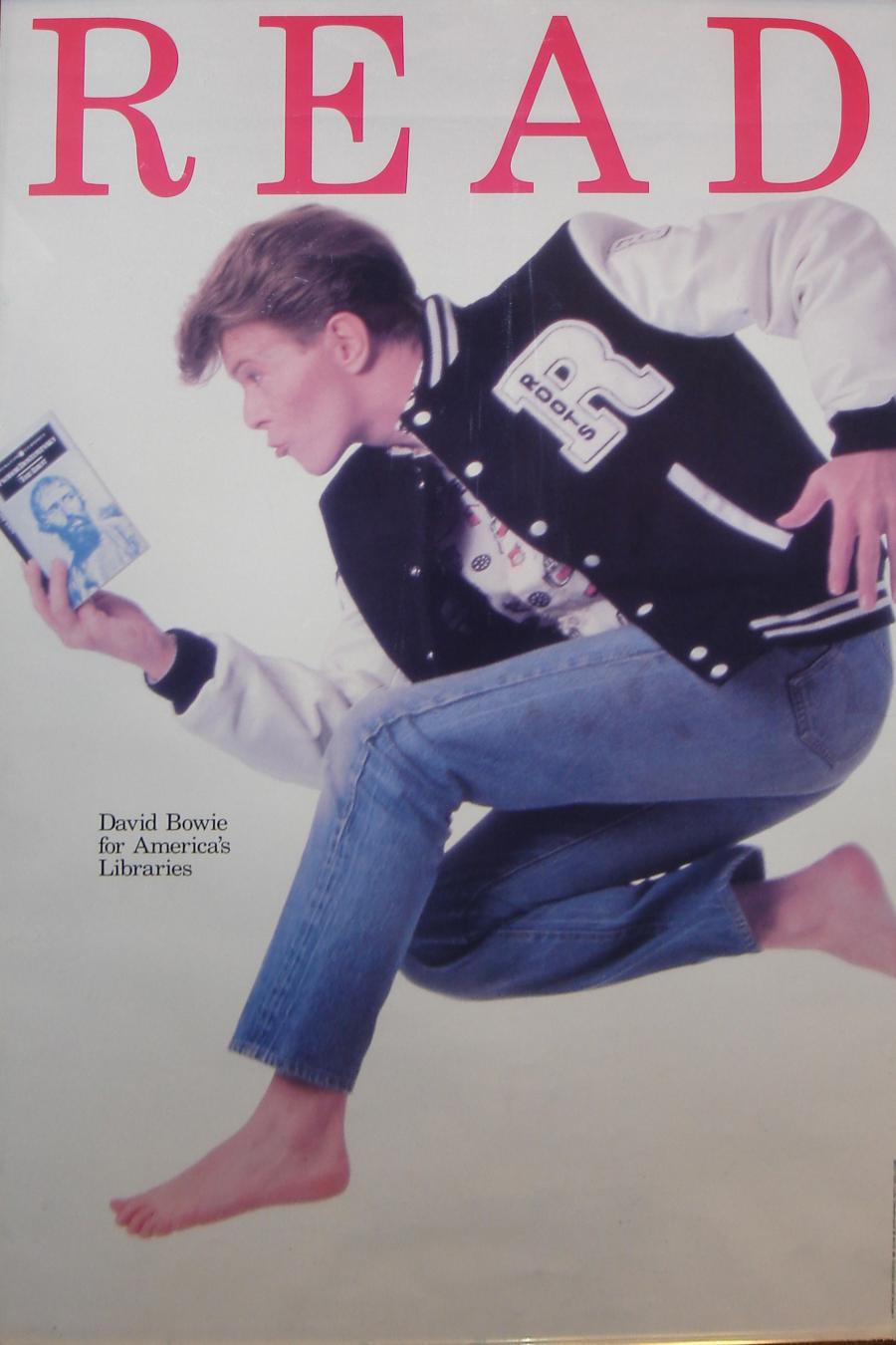 David Bowie i ekstatisk positur under læsning af Fjodor Dostojevskijs 'Idioten' ca. 1986 (foto: Flickr.com)