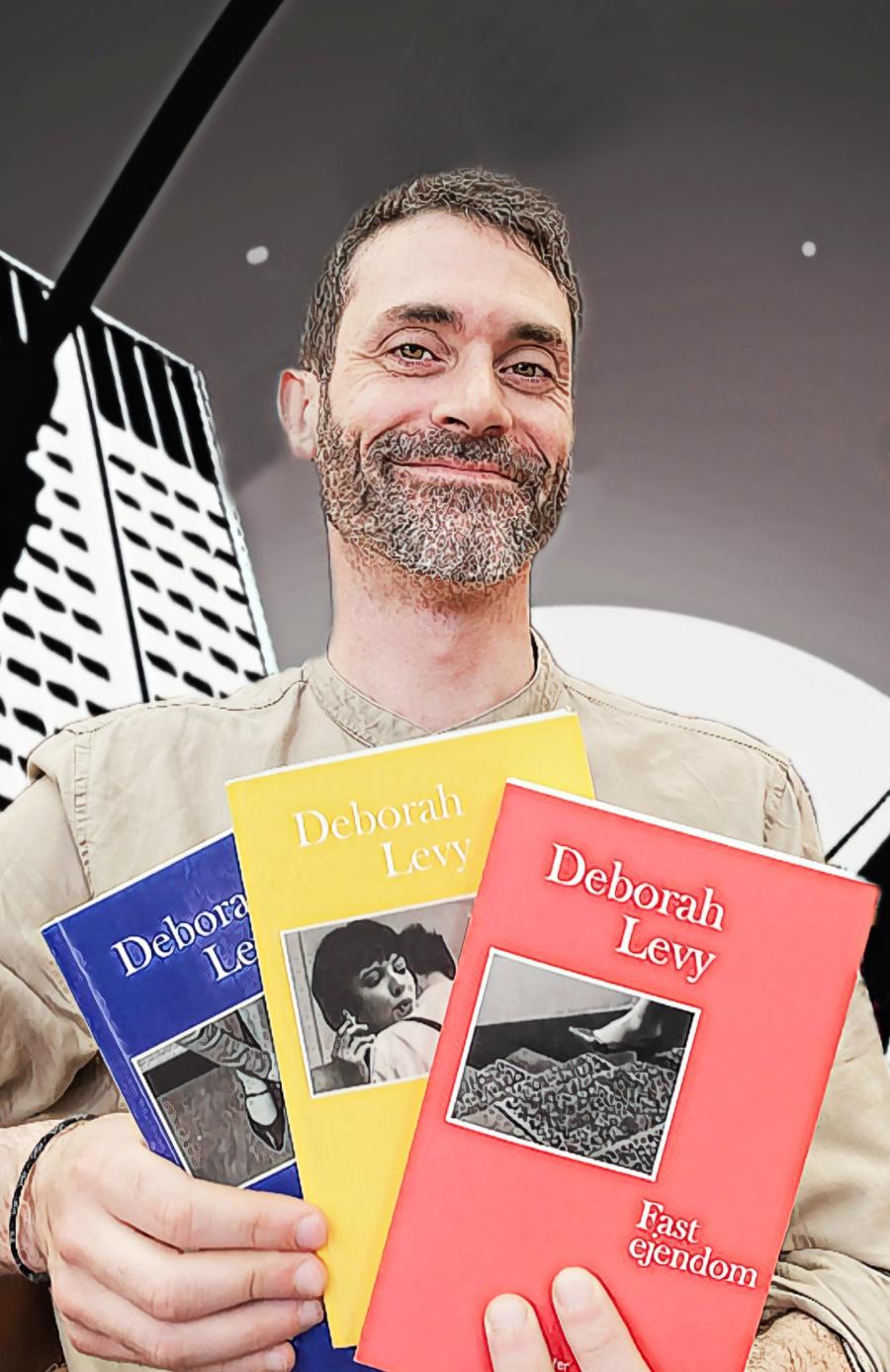 Bibliotekets litteraturformidler Benoit med Deborah Levys selvbiografiske trilogi.