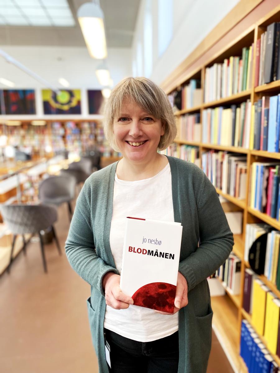 Bibliotekets krimiconnaisseur Rebekka med Jo Nesbøs 'Blodmånen'.